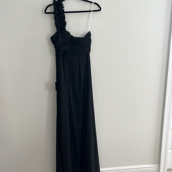 Lulu's Elegant Invite Black Ruffled One-Shoulder Maxi Dress NWT Size Medium - Picture 9 of 11